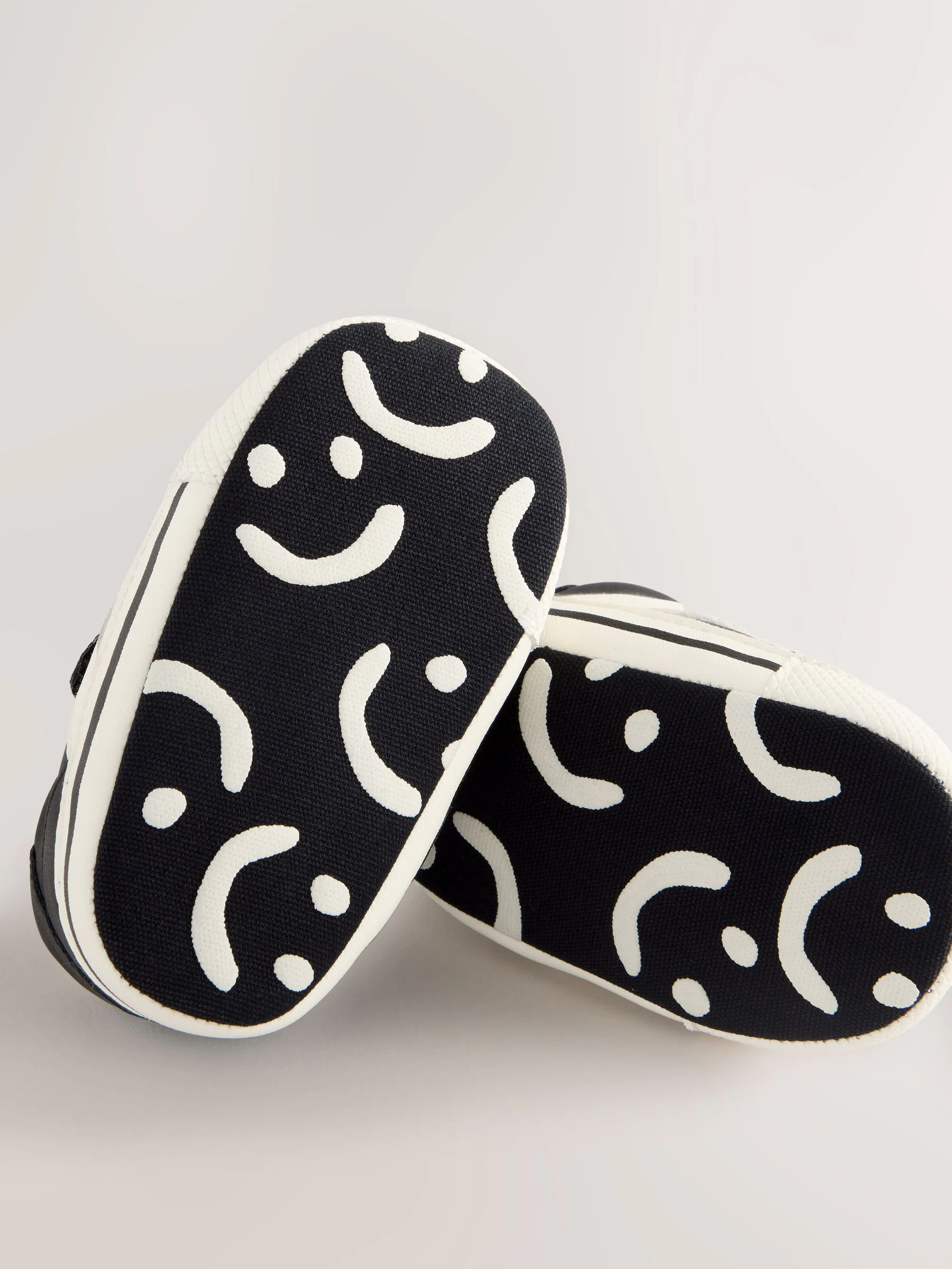 Zwart/wit - Babysneakers met klittenbandsluiting, elastische veters en visgraatmotief (0 - 2 mnd)