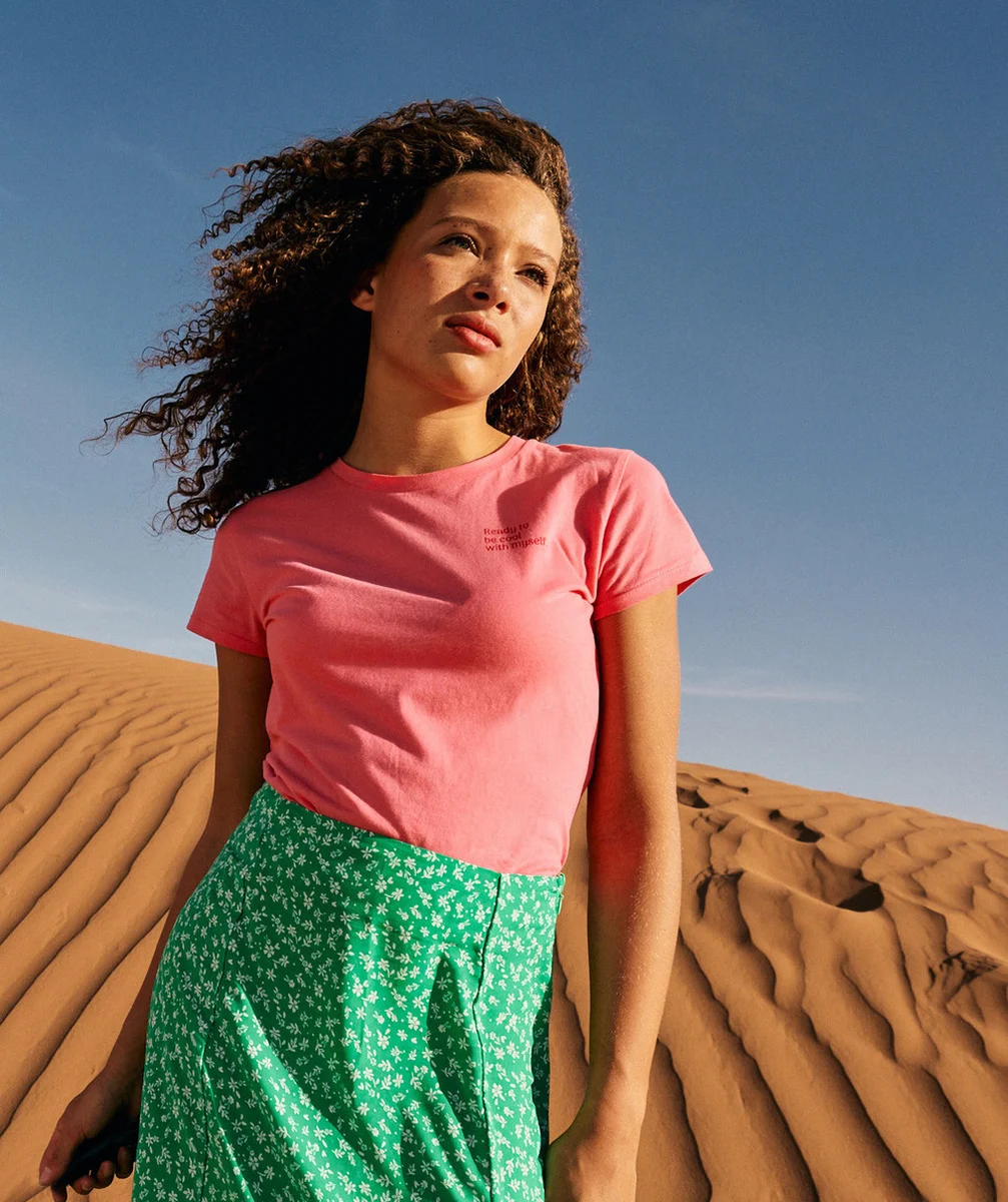 T-SHIRT MANCHES COURTES FILLE EN COTON BIO ROSE AVEC MESSAGE ROUGE