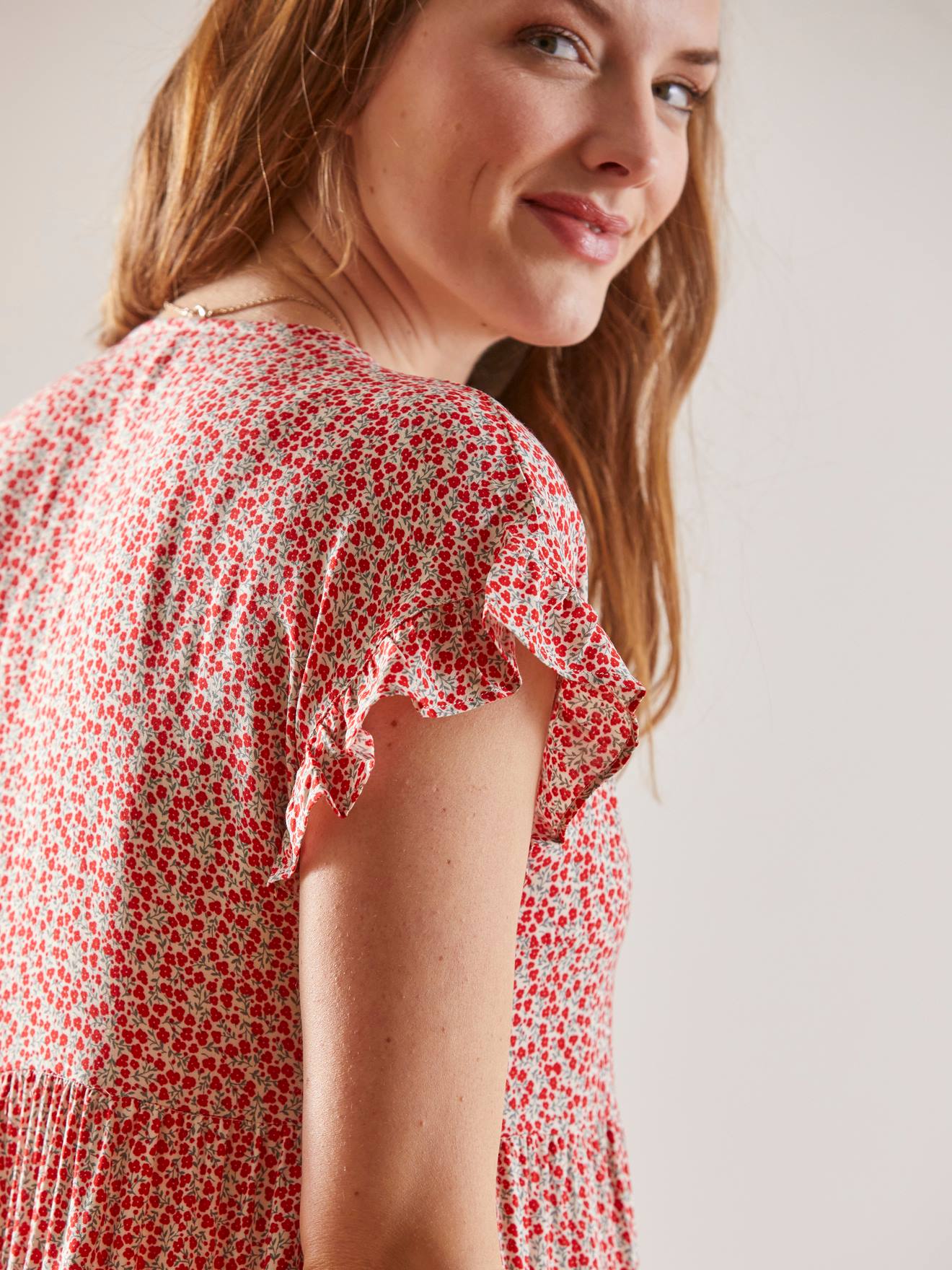 Vestido fluido estampado para gestantes e lactantes, estampa bege clara.