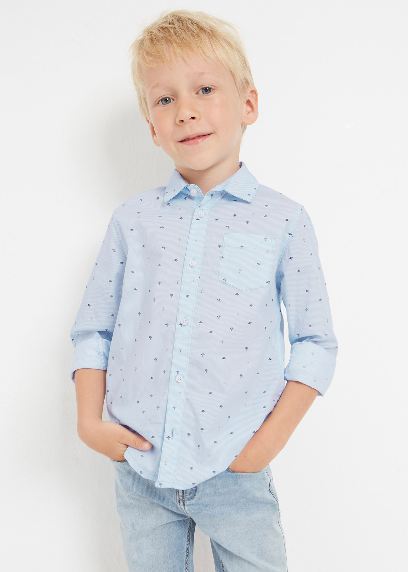 Camisa de manga comprida estampada, feita com algodão sustentável, para meninos.