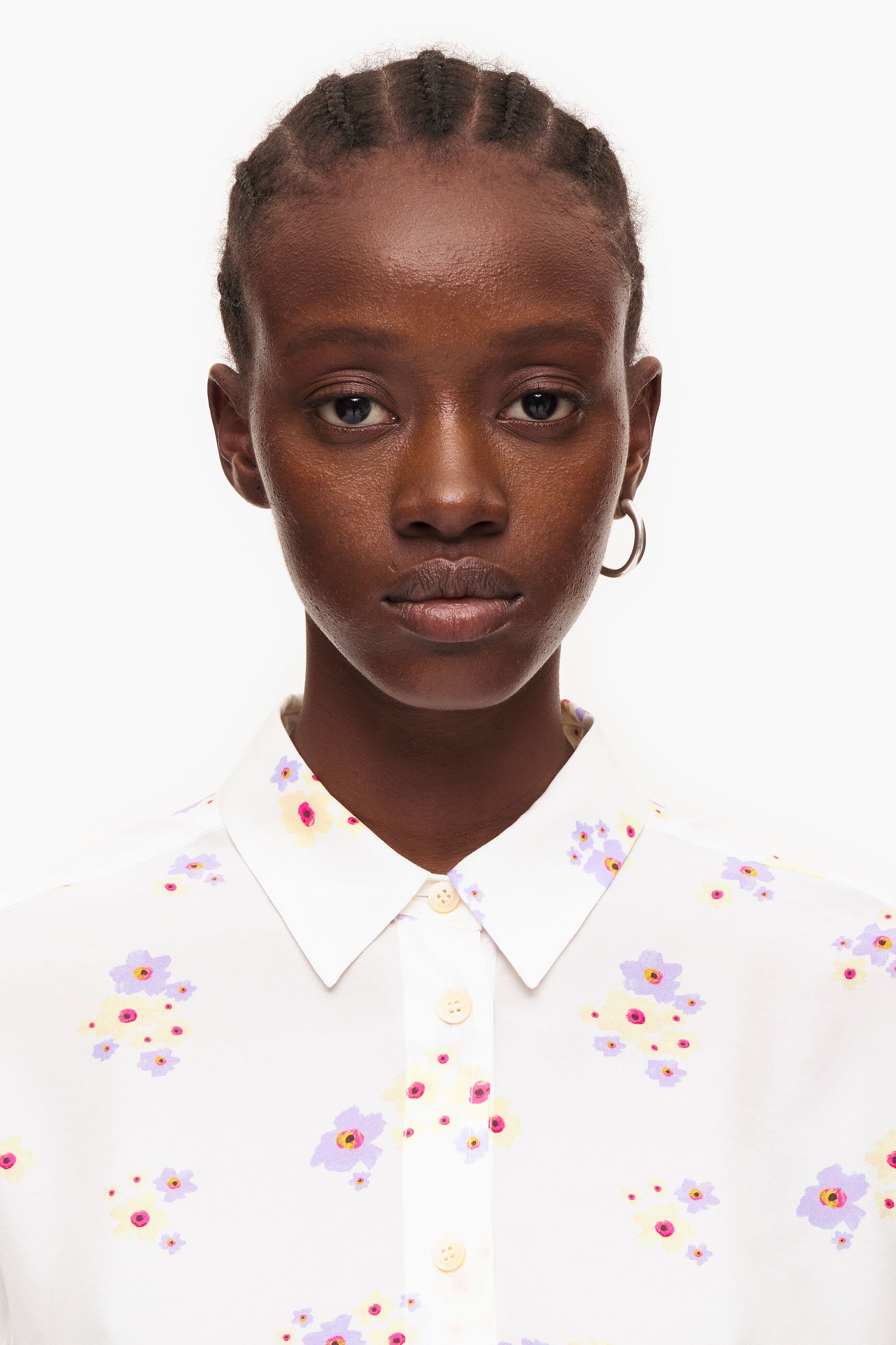 Camisa quadrada com estampa de flores em acrílico branco
