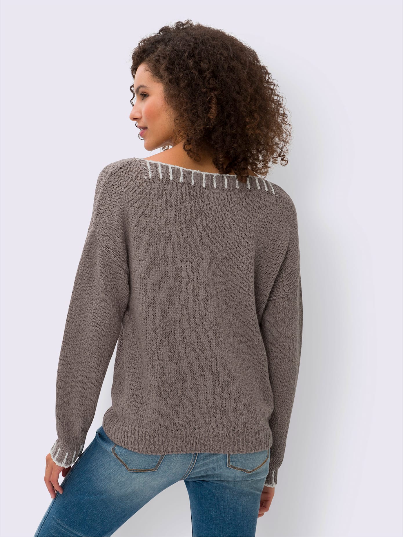 Pull détails contrastés