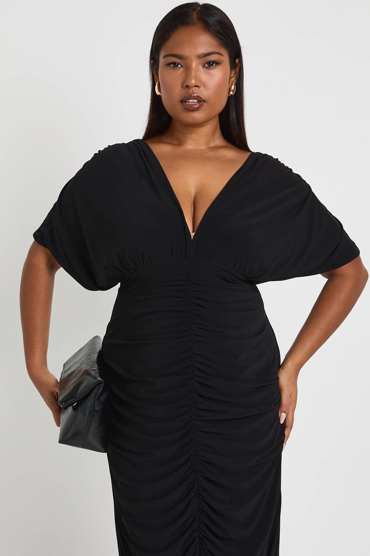 boohoo Plus robe maxi à double couche froncée, décolleté plongeant et manches chauve-souris