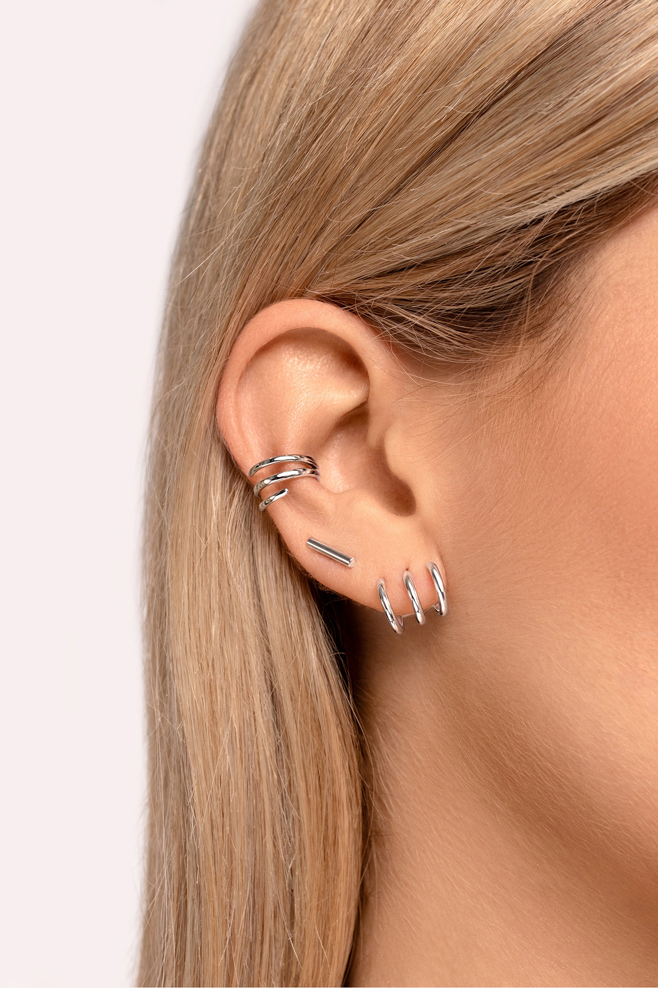 Conjunto de três brincos de argola soltos prateados