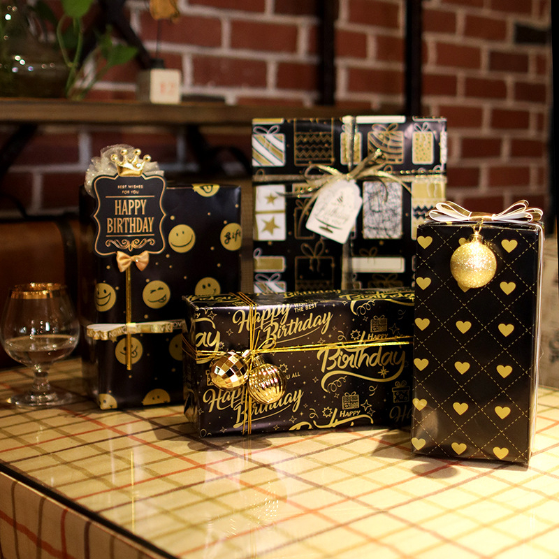 (4er Set) 70x50cm Geschenkpapier Deko Geschenk Verpackung mit Herz Muster - Gold / Schwarz