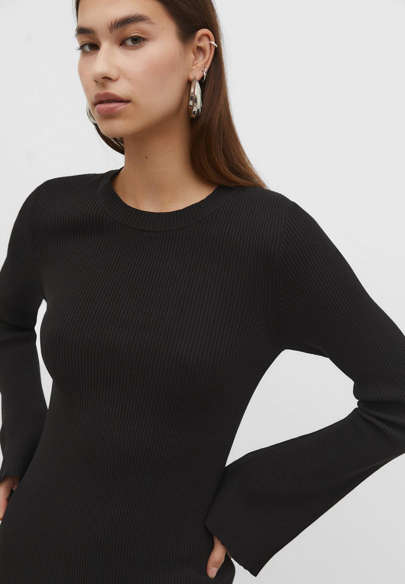 Vestido curto com mangas em formato de sino