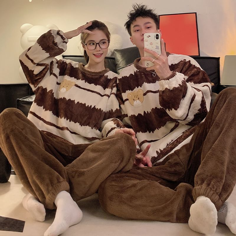 PERKARP - Koppel bijpassende pyjamaset: ronde hals sweatshirt met patroon + gestreepte broek