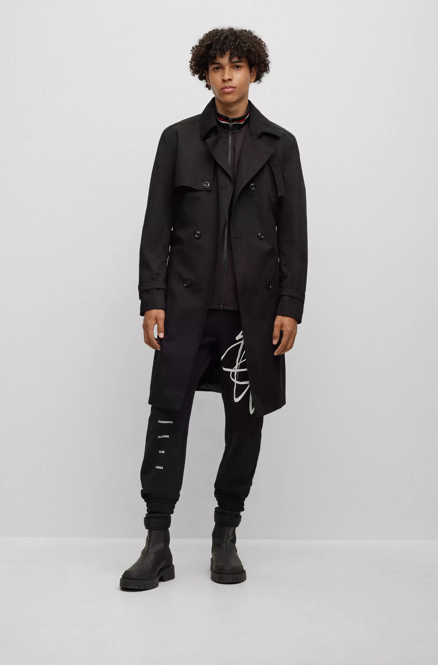 Trench coat HUGO vermelho, impermeável, com fechamento por cinto.