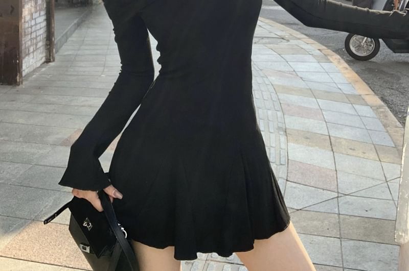 OUREA - Lange mouw off-shoulder effen mini A-lijn jurk