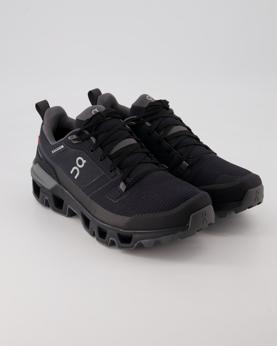 ON Running Cloudwander Waterproof Sneaker in Schwarz