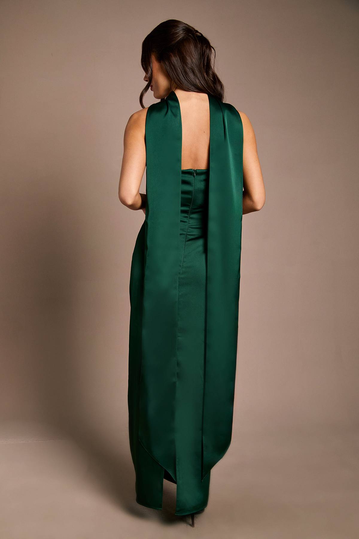 Oasis Robe Longue De Demoiselle D'honneur Émeraude En Satin À Bustier Avec Foulard