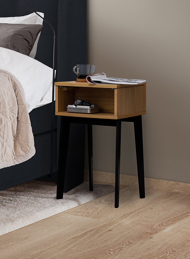 Charon nattbord I oljet eik med sort understell. H: 62 cm.