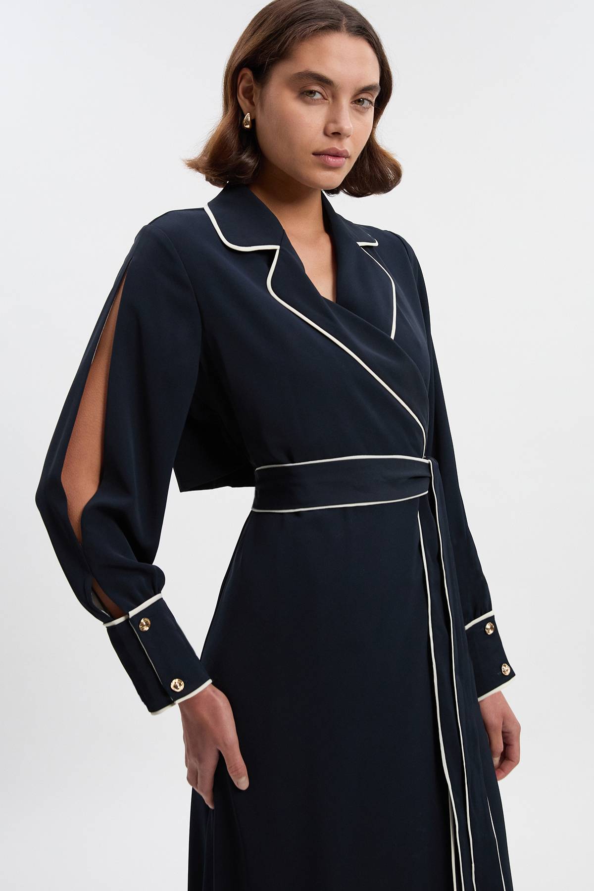 KarenMillen Robe Midi Trench Tissée à Manches Longues avec Taille Nouée et Liseré Contrastant Petite