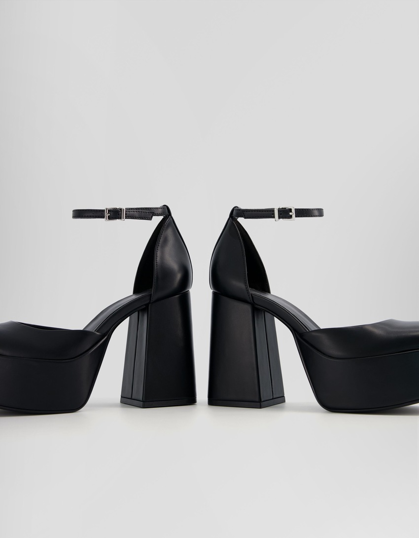 Sapatos de plataforma tamanho XL com salto alto e tira no tornozelo.