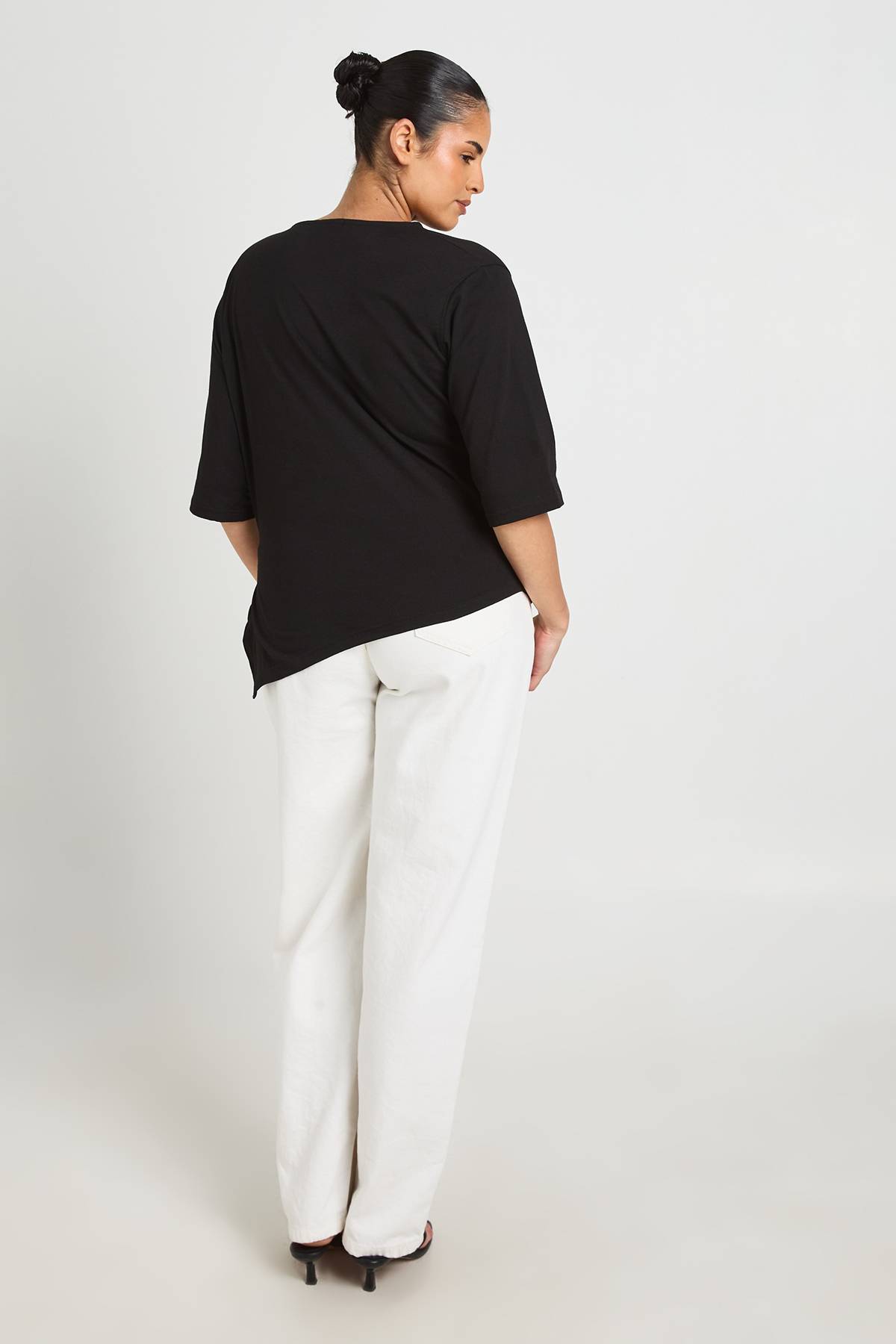 boohoo T-shirt Grande Taille À Ourlet Asymétrique Taille Cintrée Et Manches 3/4