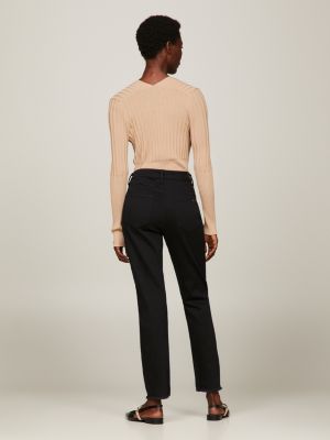 Calça jeans preta de cintura alta e corte reto, estilo cigarrete.