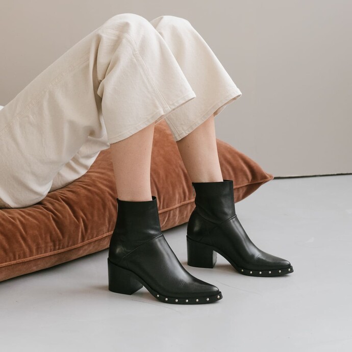 Bottines pointues à clous  en cuir noir