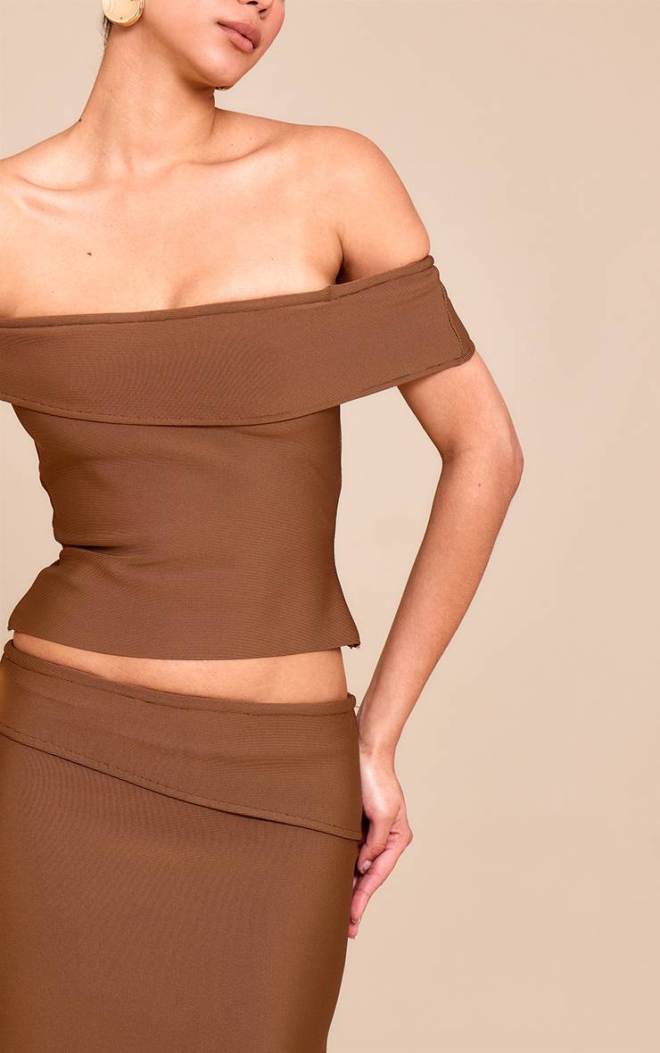 Deep Chocolate Haut Asymétrique En Maille Bandage Ajustée À Col Rabattu