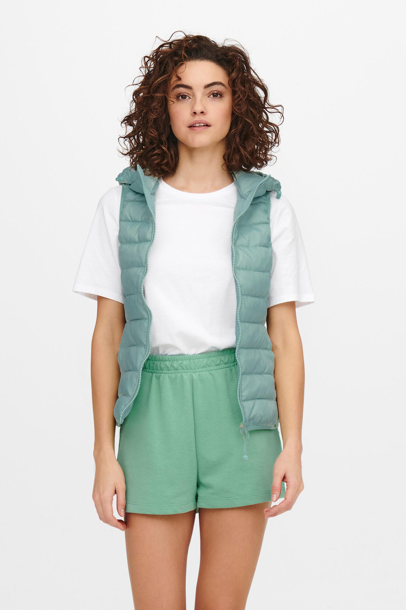 Colete feminino ultraleve com capuz.
