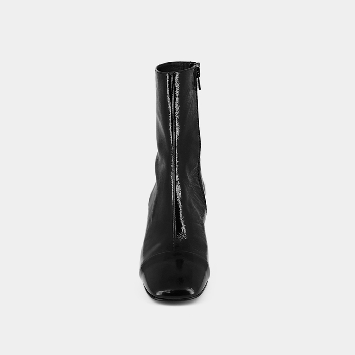 Bottines à bouts carrés et petits talons  en vernis plissé noir