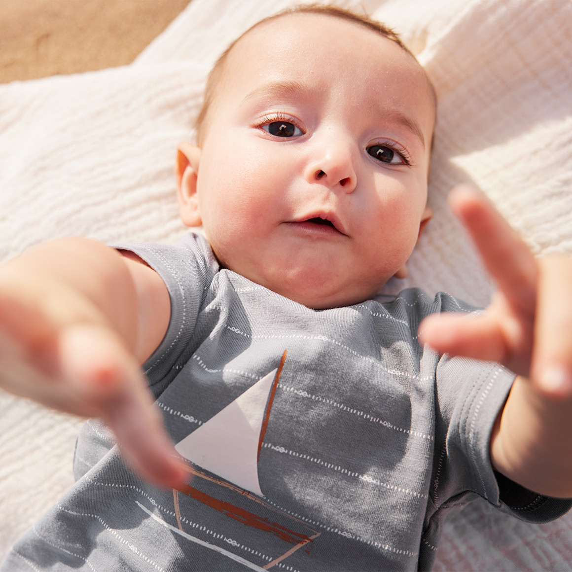 Topomini Newborn T-Shirt mit Segelboot-Print grau