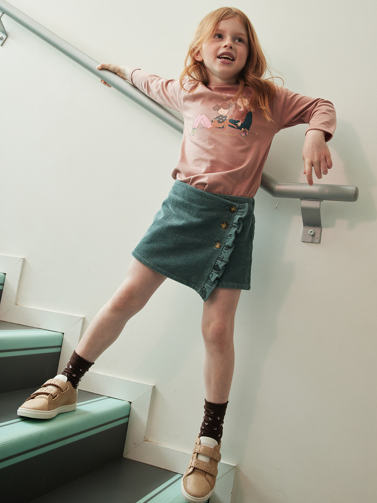 O conjunto inclui: Tênis de couro com fecho de velcro para meninas, perfeitos para dar um toque de independência + Camiseta com estampa feminina e detalhes divertidos para meninas + Saia-calça de veludo cotelê com efeito cruzado para meninas + Pacote com