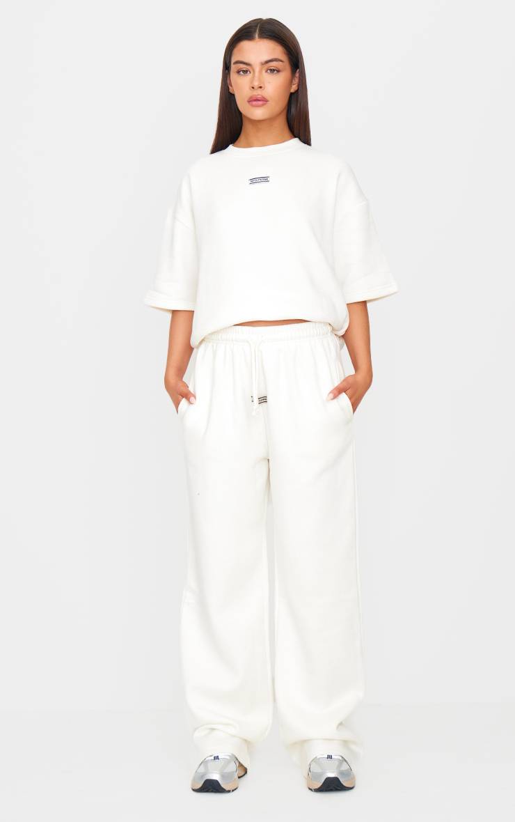 Crème Prettylittlething Jogging Jambes Larges Taille Mi-haute Avec Détail Badge