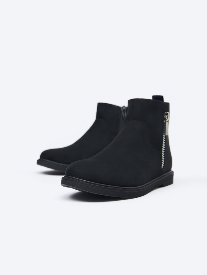 Bota de cano curto com zíper - Preta