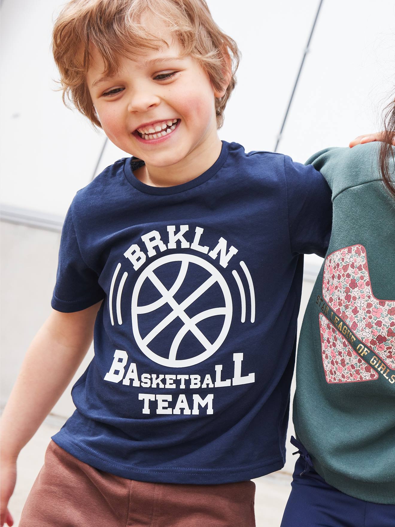 Camiseta azul-escura com estampa esportiva em relevo para meninos