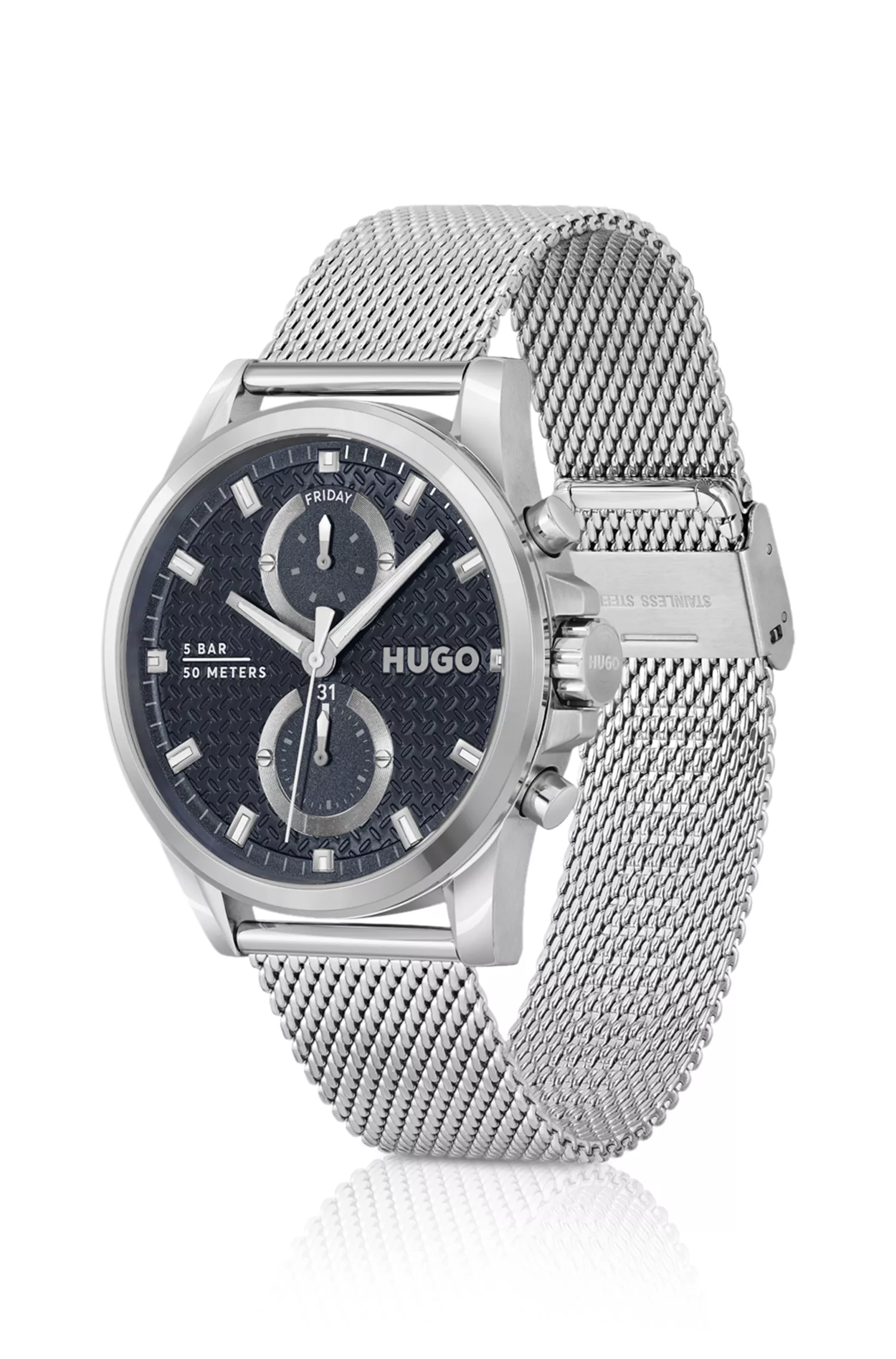 Relógio HUGO com mostrador vermelho e azul e pulseira de malha.