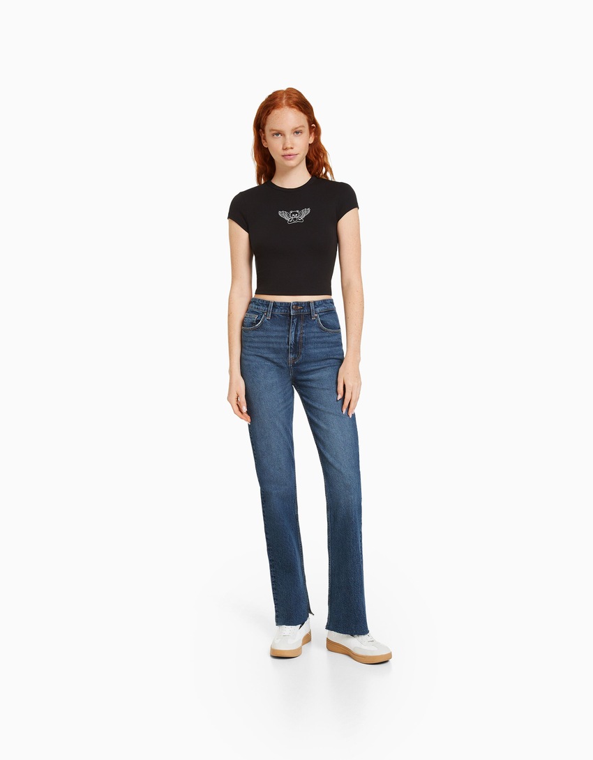 Calça jeans reta confortável com fenda lateral