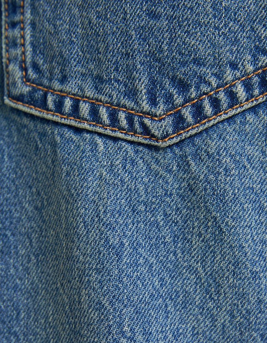 calça jeans reta cropped de cintura baixa