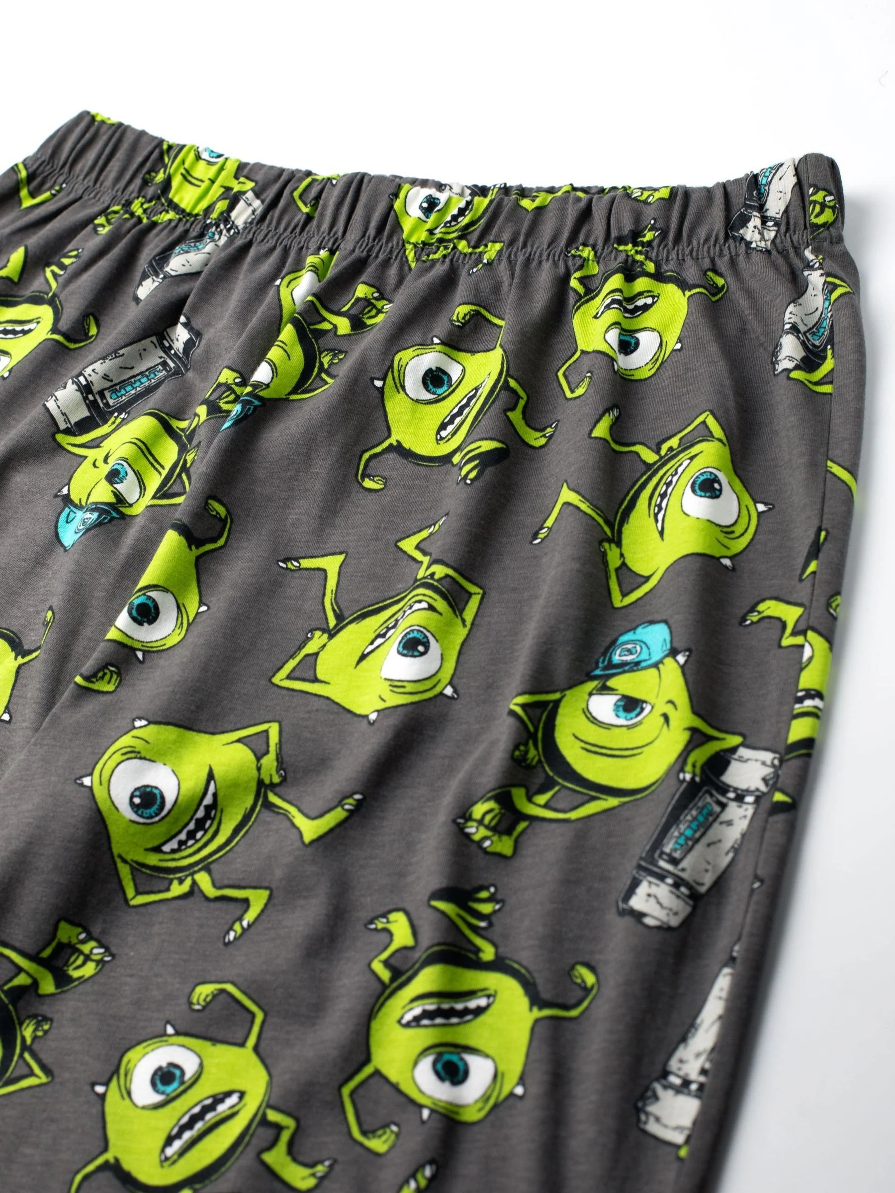 Vanilla Underground Disney Monsters Inc - Meerkleurige herenpyjamaset met korte mouwen en lange pijpen van 100% katoen