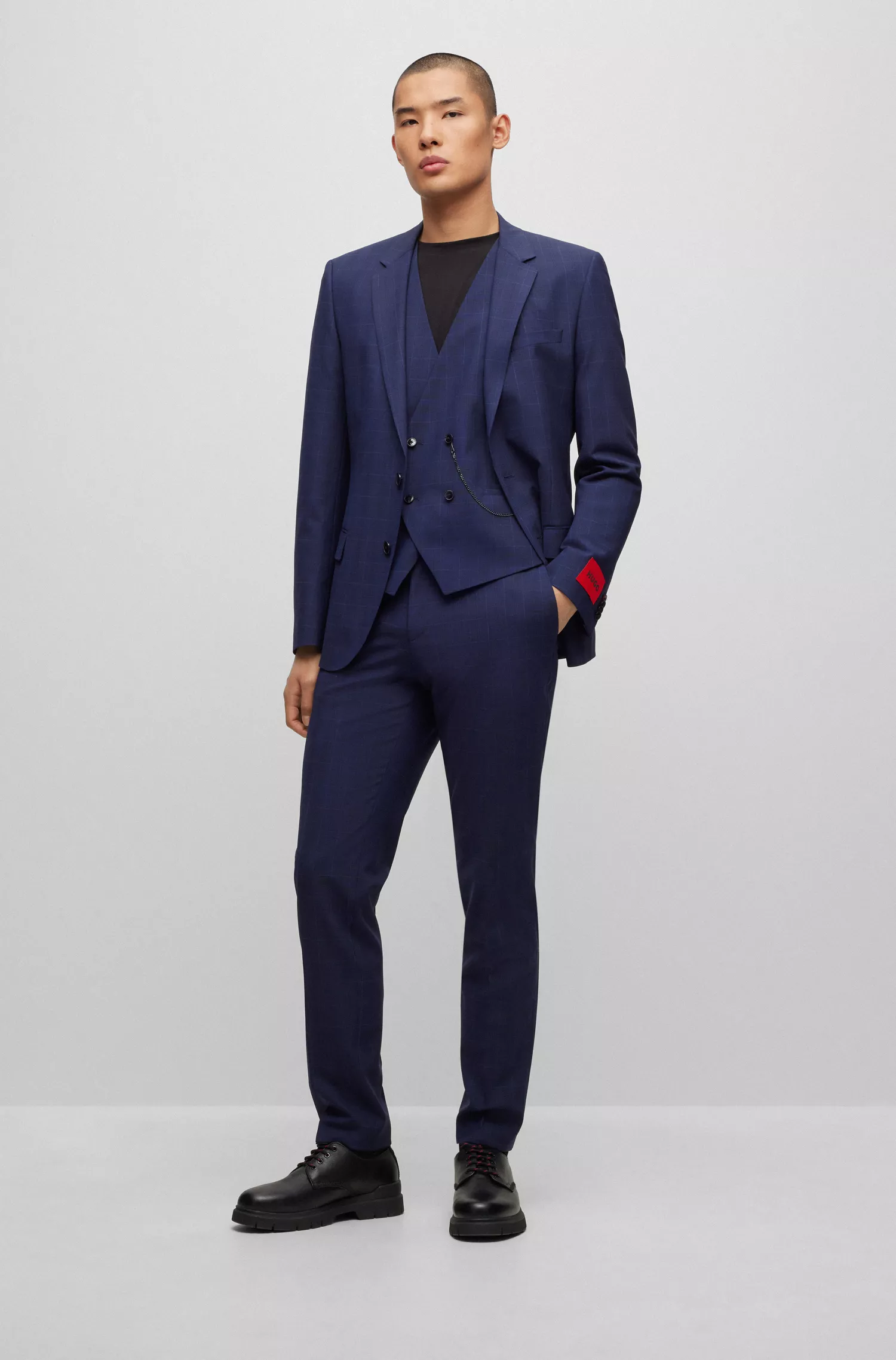 Terno HUGO vermelho de três peças, corte slim, em tecido elástico xadrez.