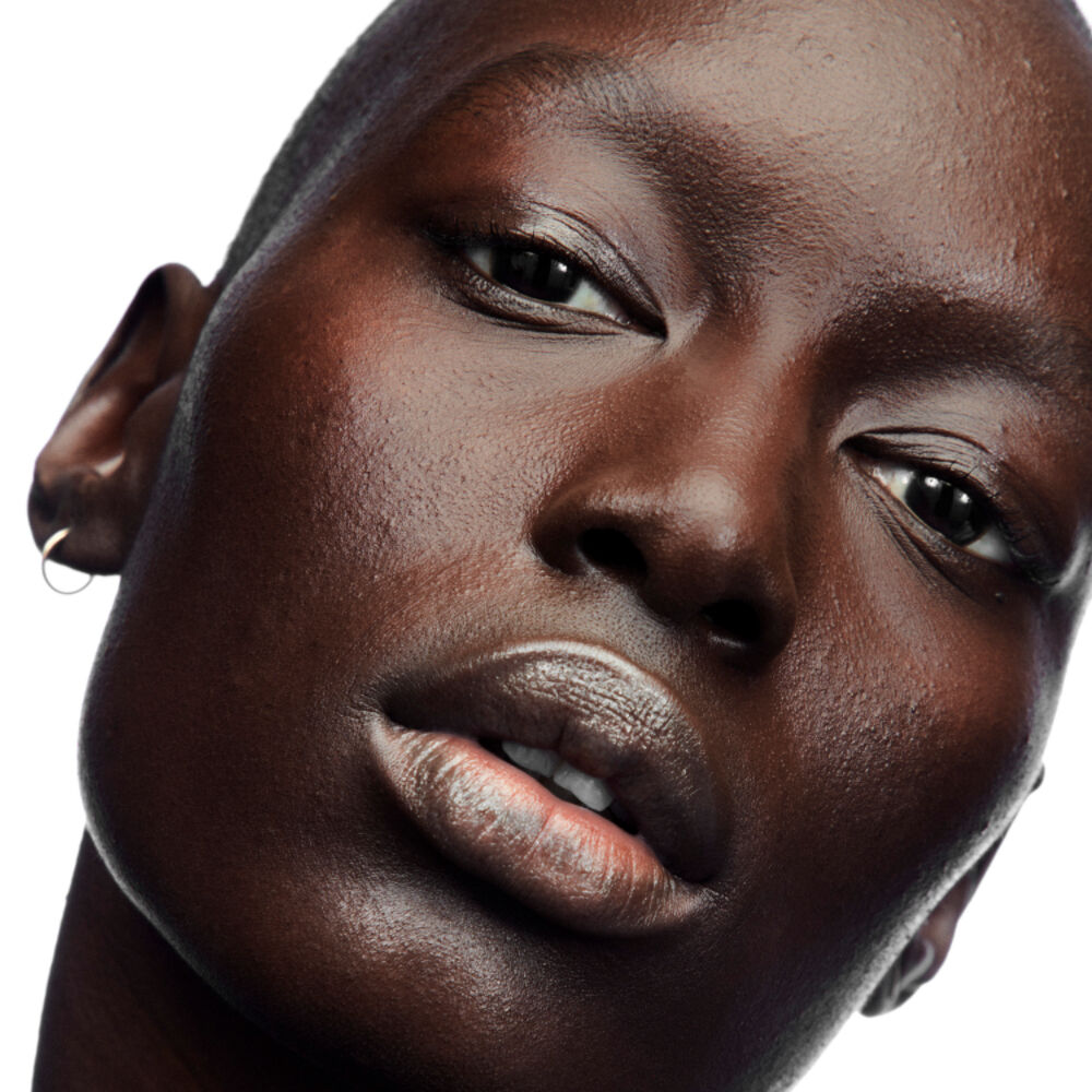 Nu Bare Look Tint  FOND DE TEINT POUR LA PEAU FLEXIBLE ET MODULABLE. ENRICHIE EN ACIDE HYALURONIQUE. - Nu_20