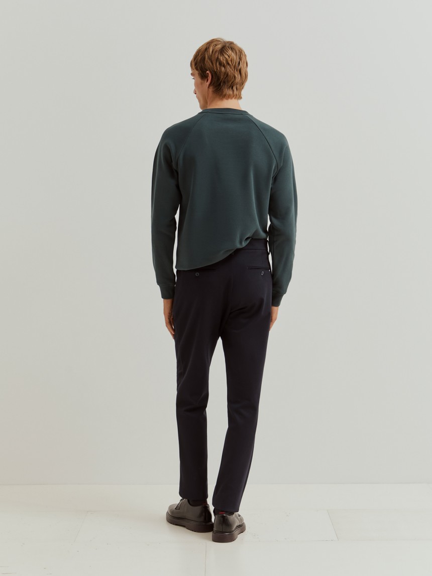 Calças chino regular fit vincadas