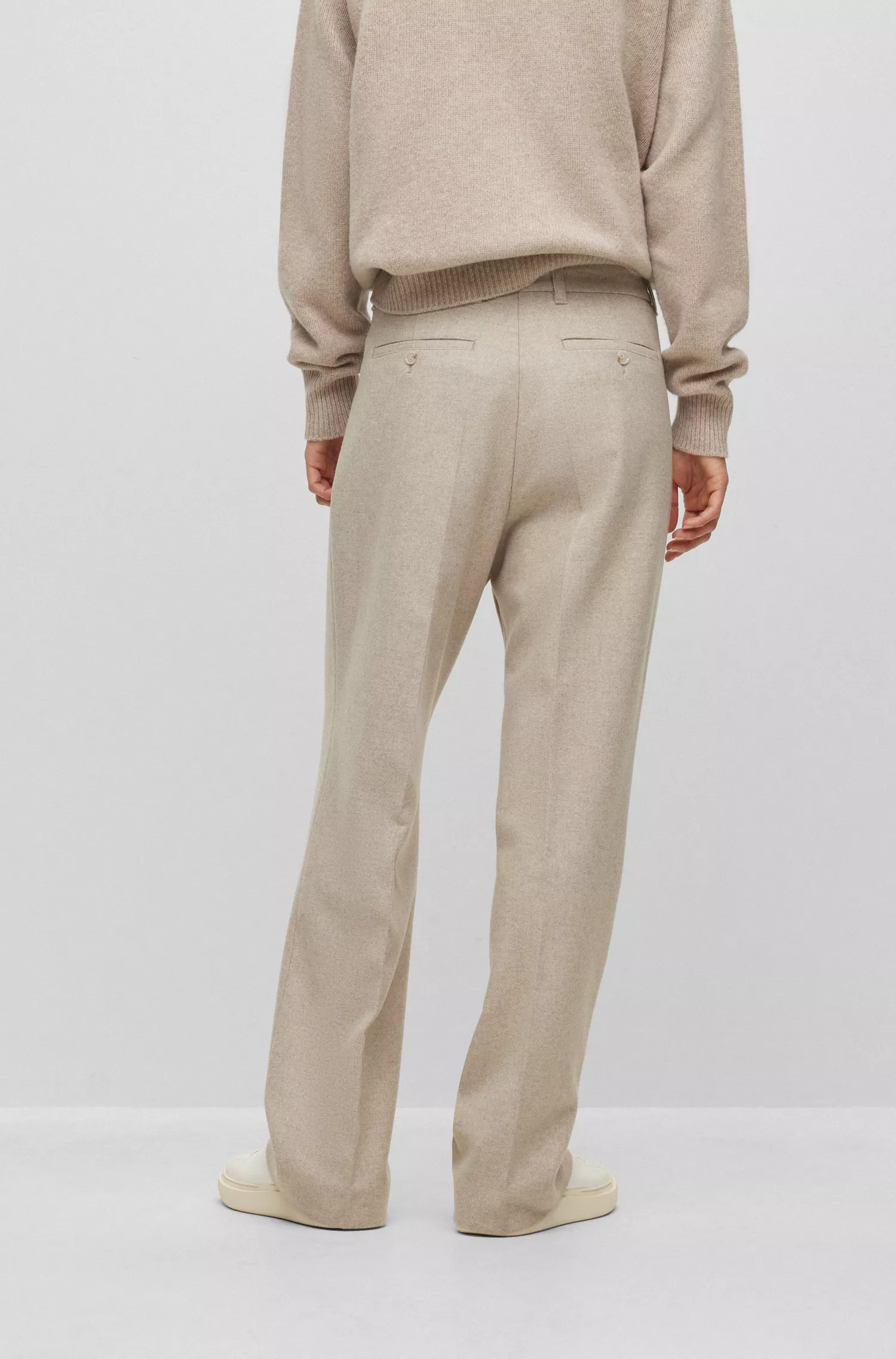 Calça BOSS preta, unissex, corte relaxado, em lã mesclada.