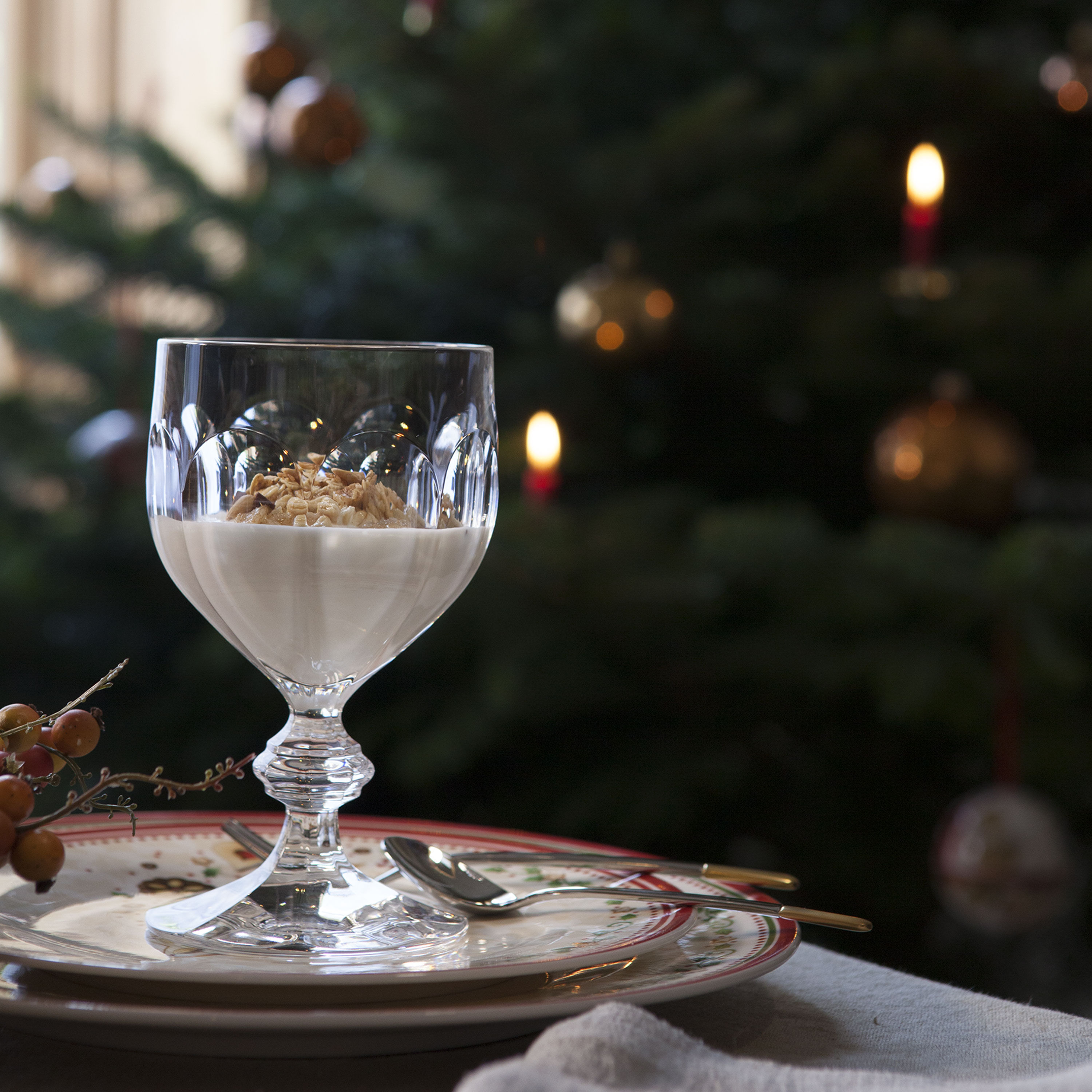 Winter Bakery Delight Appetizer and dessert plate Red, 8.5'', Premium Porcelain