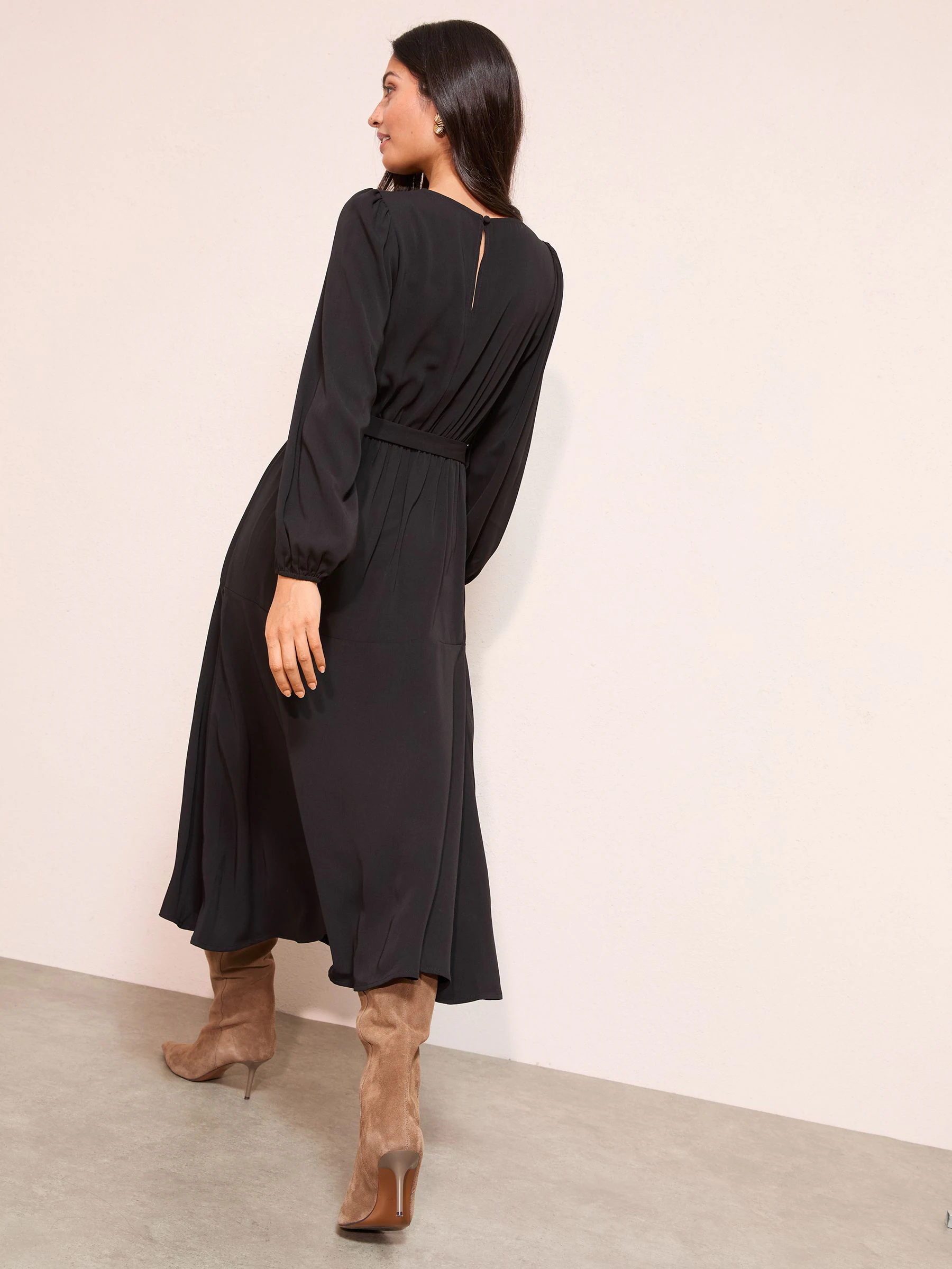 Zwart - Friends Like These Long Twist Sleeve Scoop Neck Belted Midi Dress
