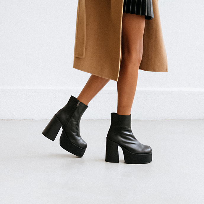 Boots à plateformes et bouts carrés  en cuir noir
