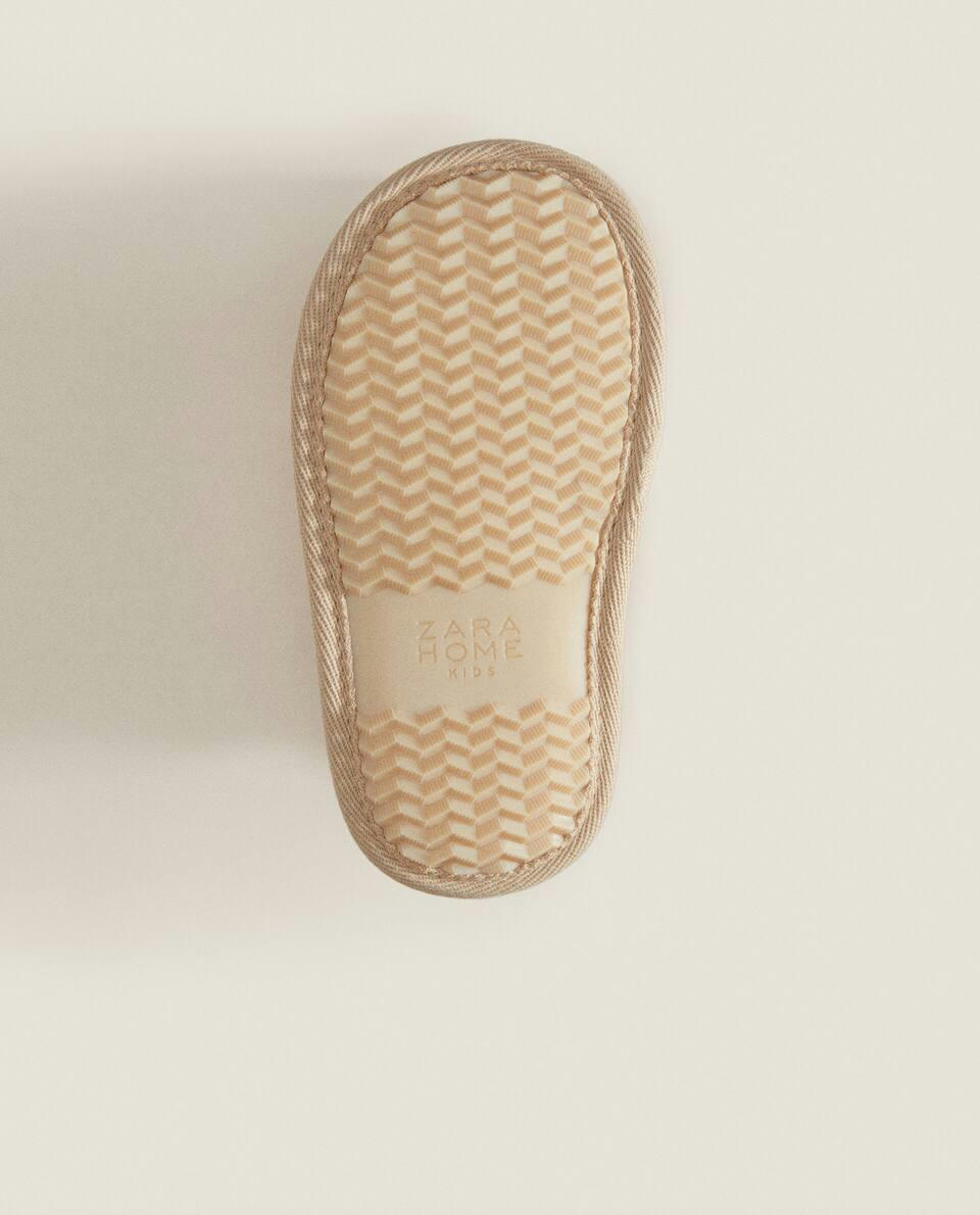 Chinelo de tira no calcanhar bordado com arco-íris