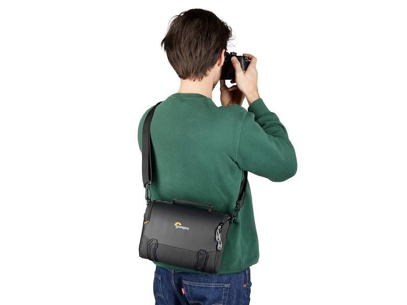 Lowepro Kamera-Tasche Adventura SH 140 III (GRL) Schwarz Robuste und praktische Kameratasche aus recycelten und solution-dyed Materialien