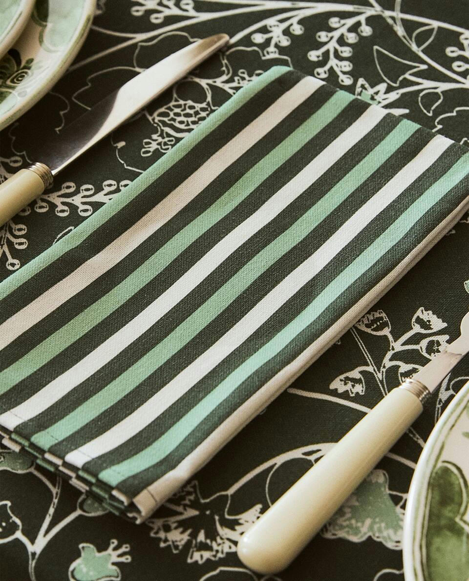 PACOTE DE GUARDANAPOS DE ALGODÃO COM ESTAMPA FLORAL (PACOTE COM 2)