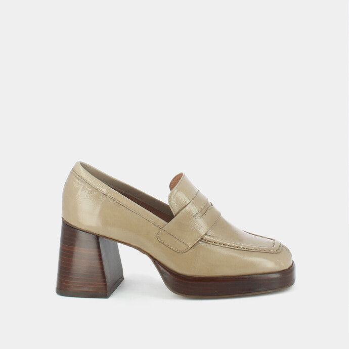Mocassins à talons  en cuir brillant beige