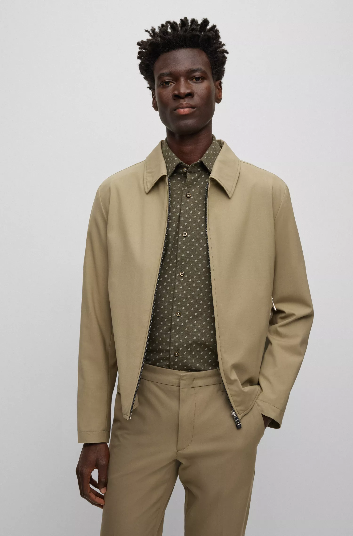 Camisa BOSS preta de corte slim em algodão elástico estampado.
