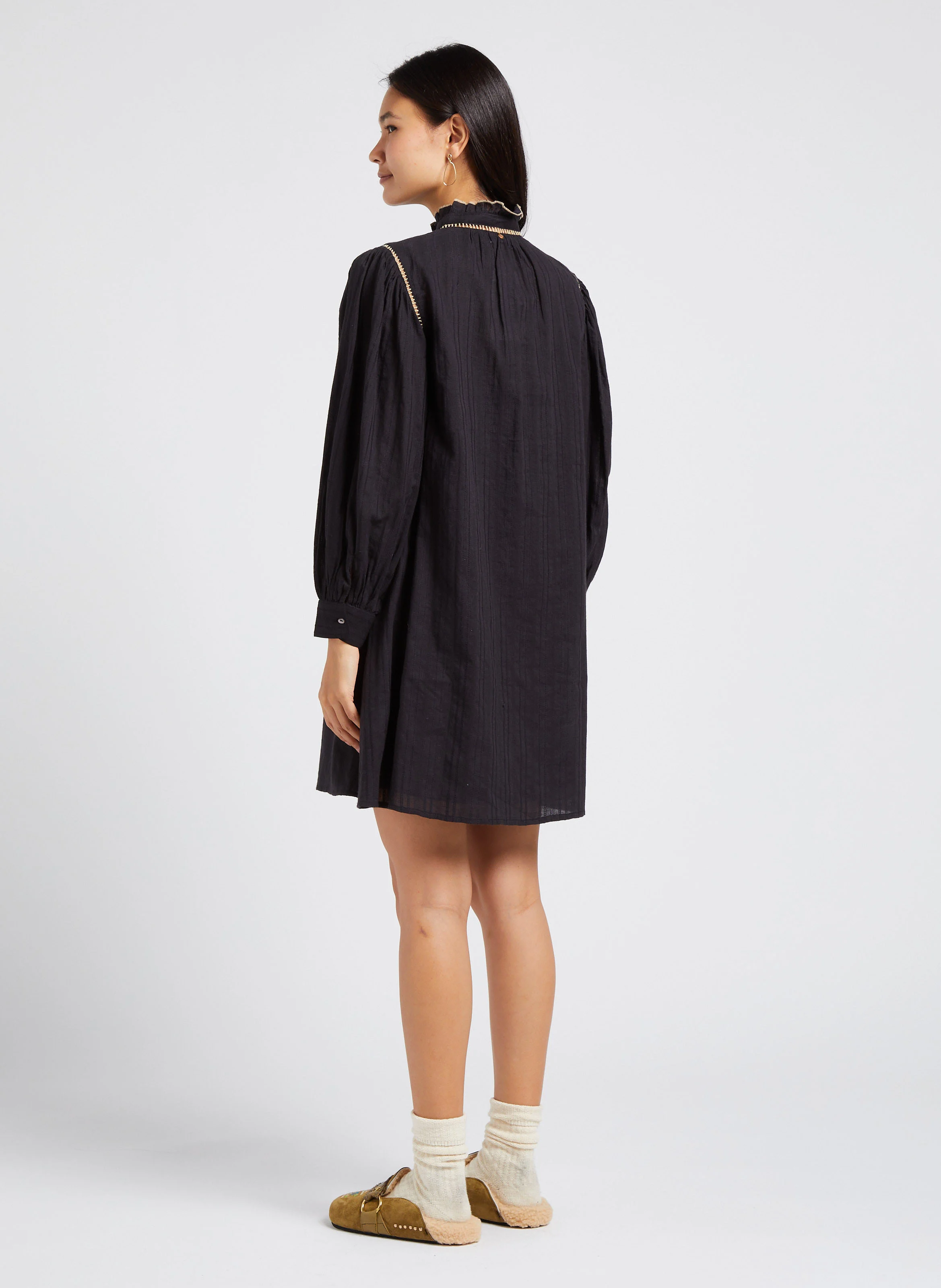 ANOUK - Robe courte évasée col montant en coton | Noir