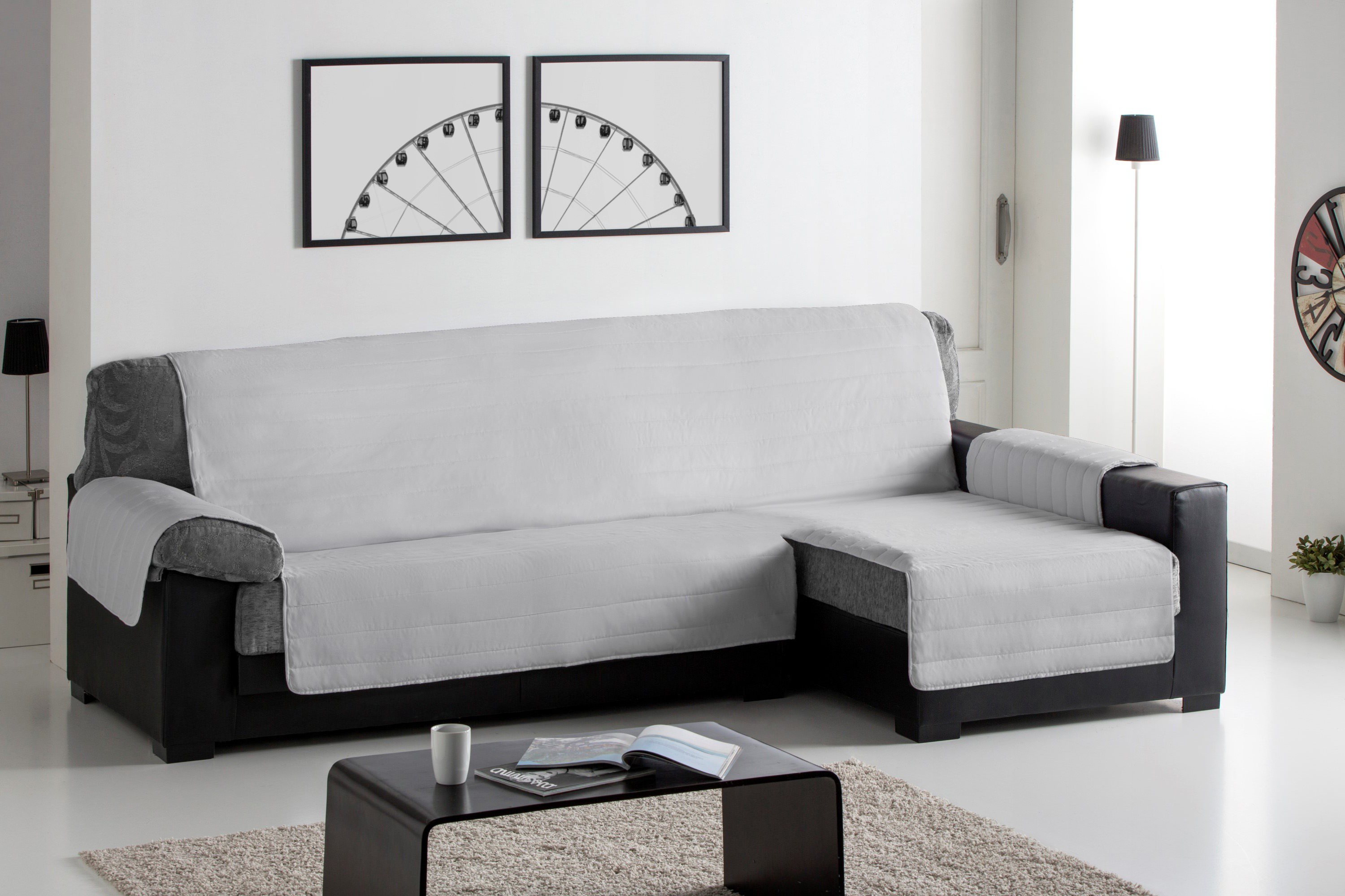 Capa acolchoada para chaise longue com chaise à direita, na cor cinza claro.