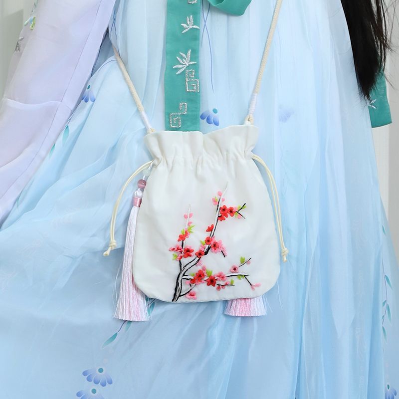 Embroidery Kingdom - DIY borduurpakket voor een tas met kwastjes