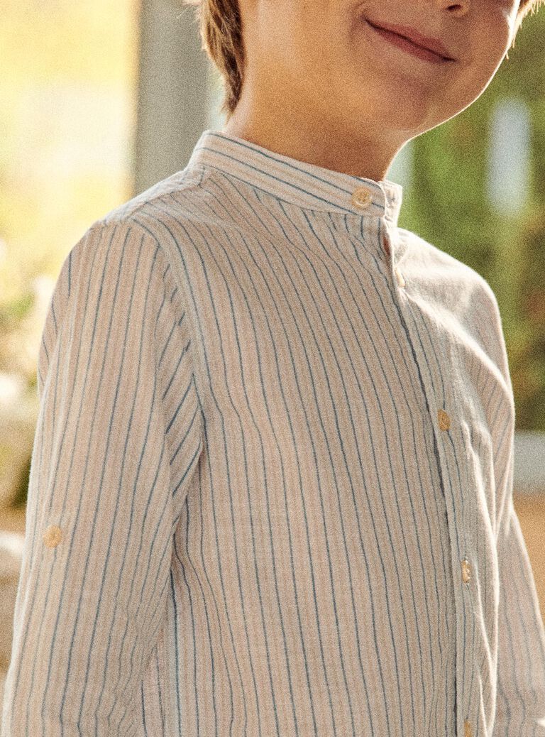 Chemise à rayures bleu, beige et blanc