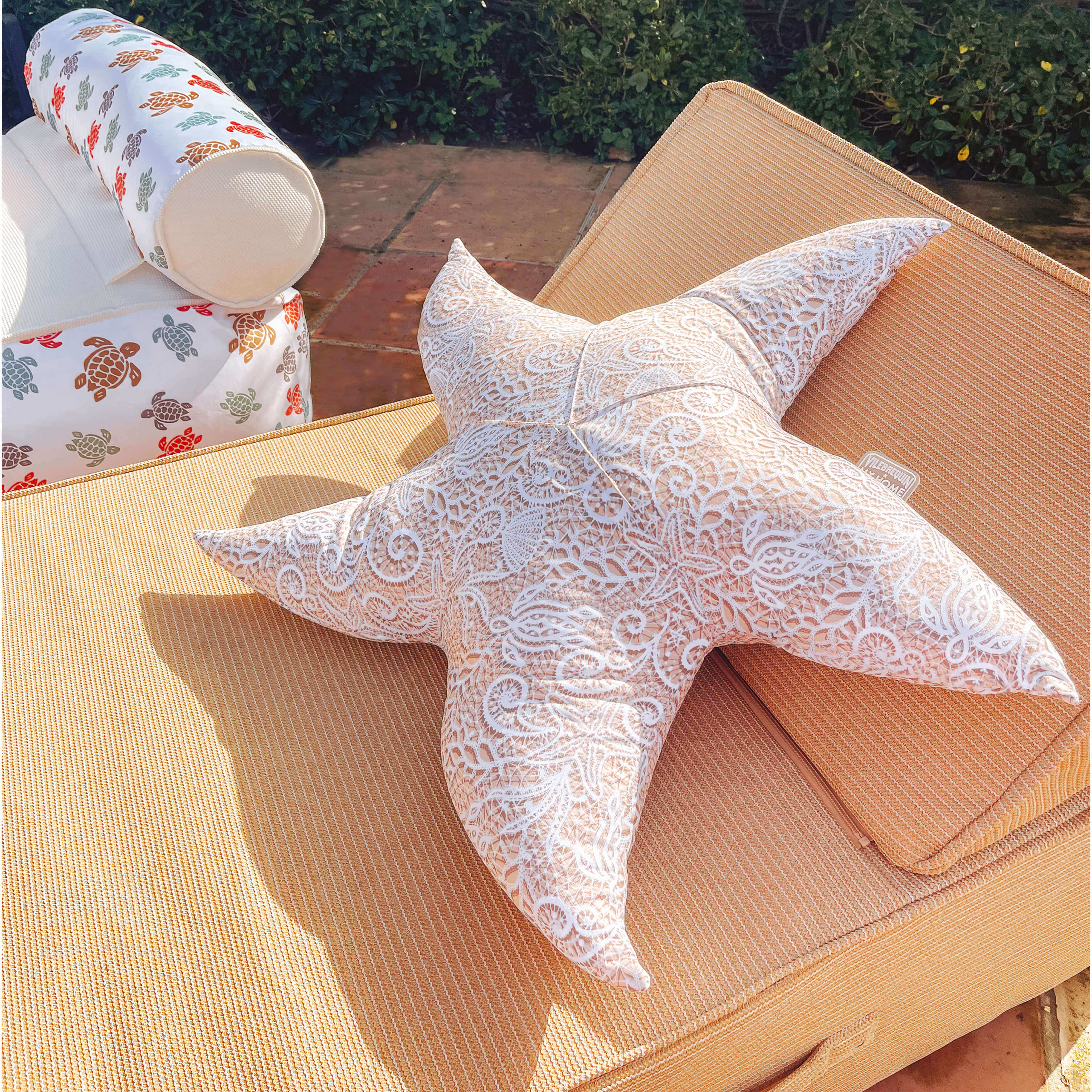 Coussin étoile de mer beige - motif « effet dentelle » | Site Vilebrequin | ISHA8159